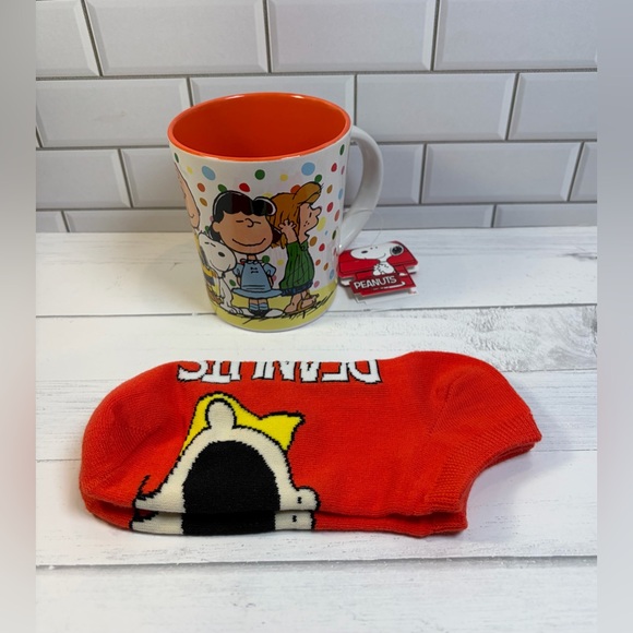 Peanuts Size:17 oz  Coffee Cup/Socks  Great for Gift 🎁 Super Cute! - Picture 2 of 9